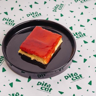 Svaki zalogaj našeg Tres Leches kolača spoj je savršene sočnosti i nježne slatkoće – idealan izbor za toplije dane. ☀️